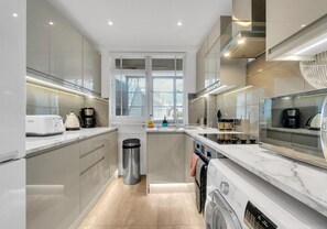 Kjøleskap, mikrobølgeovn, oppvaskmaskin og brødrister