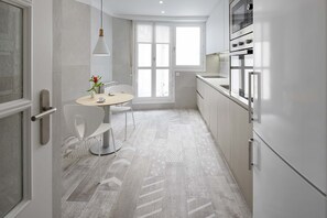 Jääkaappi, mikroaaltouuni, uuni, astianpesukone