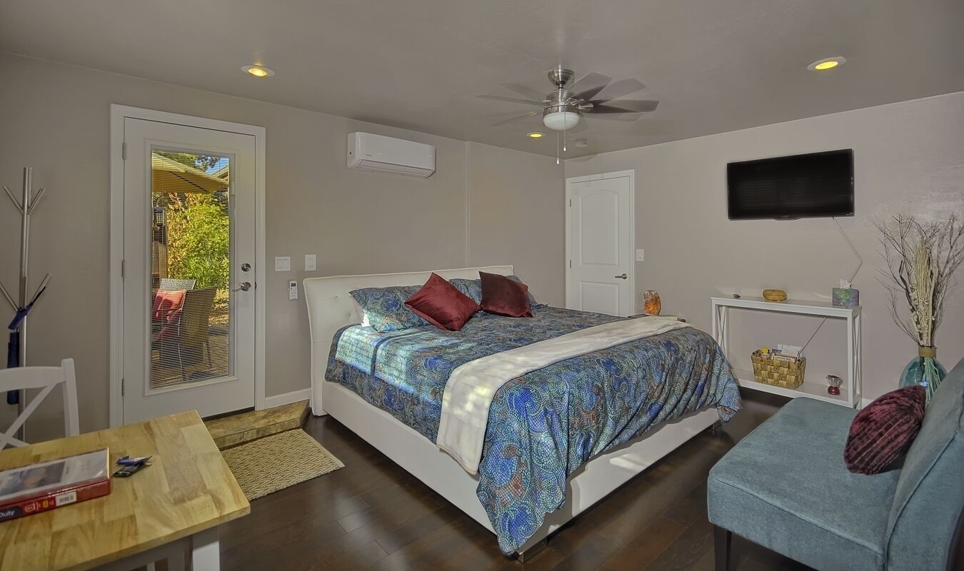 Sedona Inspired Studio Suite with Hot Tub