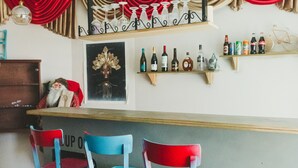 Bar (trong khuôn viên)