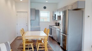 Dining - Walk to Sandfest, Shared Pools, Boardwalk to Beach (port aransas)