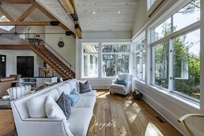 Smart-TV, Kamin, Tischtennisplatte, Bücher