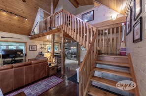 Smart TV, fireplace, books, offices - New Luxury! Family Perfect Getaway! Hot Tub! Sunset Views! (Algonquin Highlands (Dorset))