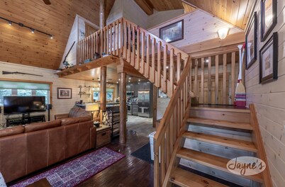 New Luxury! Family Perfect Getaway! Hot Tub! Sunset Views!