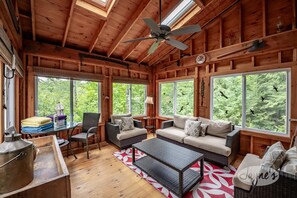 Smart TV, fireplace, books, offices - New Luxury! Family Perfect Getaway! Hot Tub! Sunset Views! (Algonquin Highlands (Dorset))