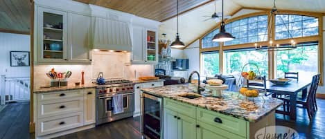Fridge, oven, stovetop, dishwasher