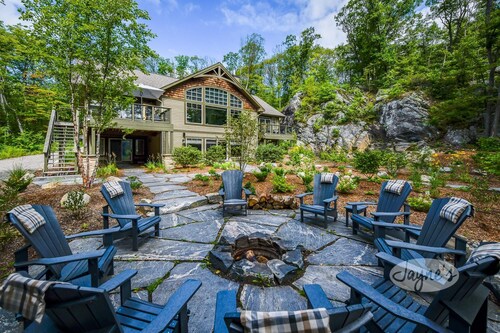 Live the Good Life on Lake Muskoka! 6 bdrm 5 bath Cottage +Boathouse! Sleeps 17!