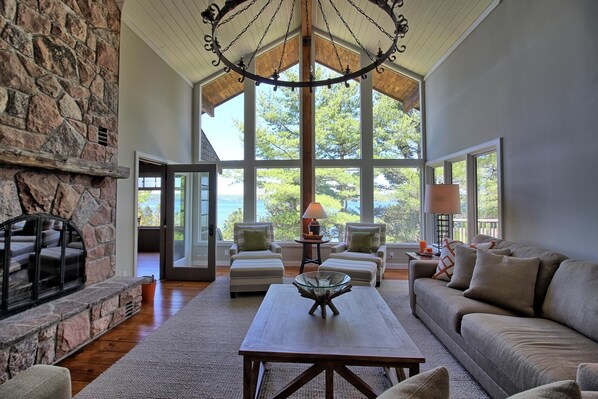 Télévision, cheminée, baby-foot