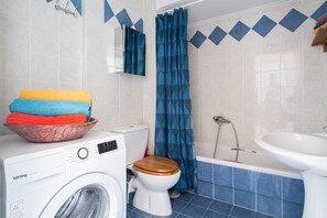 Suihkun ja ammeen yhdistelmä, hiustenkuivaaja, pyyhkeet