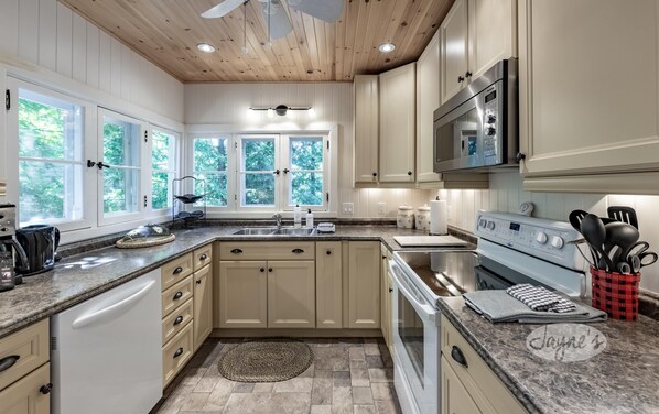 ثلاجة، ميكروويف، فرن، موقد طهي مسطح