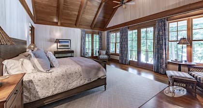 6 bed, 8 bath Beautiful Lake Joe Compound! Sunsets, Boathouse, Sauna & Gym!