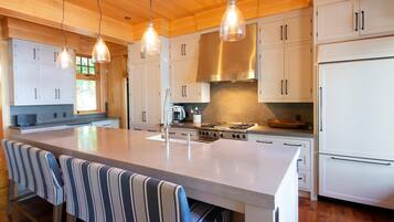 Frigorífico pequeño, lavavajillas, cafetera o tetera y mesa de comedor