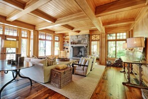 TV, lareira, aparelho de som