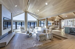 تلفزيون، مدفأة، كرة قدم الطاولة، ستيريو