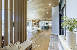 Fernseher, Kamin, Tischfußball, Stereoanlage