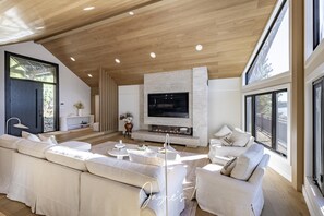 Fernseher, Kamin, Tischfußball, Stereoanlage