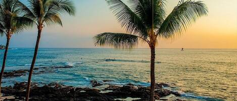 Sur la plage, chaise longue, serviettes de plage