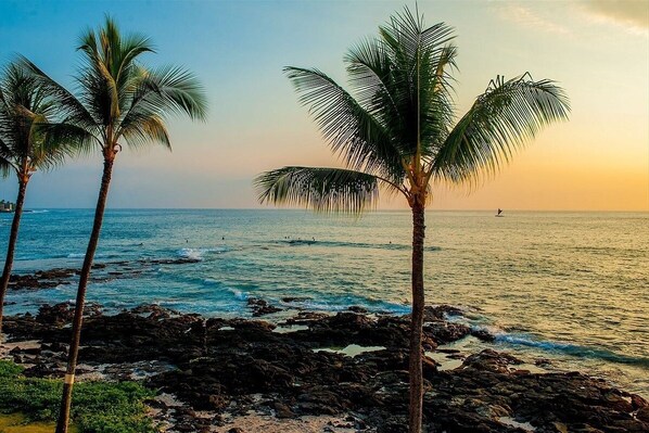 Sur la plage, chaise longue, serviettes de plage