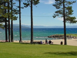 Playa en los alrededores, camastros y toallas de playa 