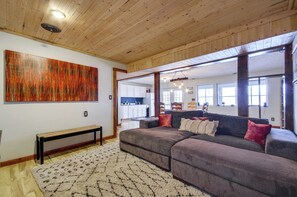 TV, fireplace, stereo - Hot Tub & Dock! Group Getaway in Lake Ozark (Lake Ozark)