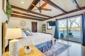 3 bedrooms, iron/ironing board, travel cot, WiFi - Hot Tub & Dock! Group Getaway in Lake Ozark (Lake Ozark)