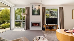 TV, fireplace, DVD player - Central on Kent | Gas Fire | Mountain Views (Queenstown)