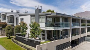 Exterior - Central on Kent | Gas Fire | Mountain Views (Queenstown)