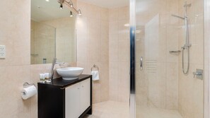 Shower, hair dryer, towels - Central Luxury at 407 The Beacon | Studio (Queenstown)