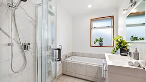 Badewanne, kostenlose Toilettenartikel, Haartrockner, Handtücher