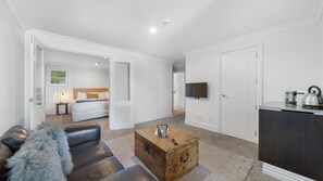 TV - Beacon Studio Room | Lake Views (Queenstown)