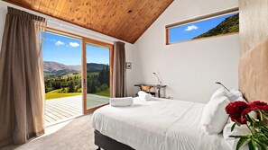 4 bedrooms, desk, iron/ironing board, free WiFi