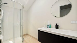 Shower, hair dryer, towels - The Sicilian Loft | Modern | Close to Wineries (Queenstown)