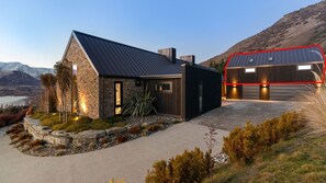 Exterior - The Sicilian Loft | Modern | Close to Wineries (Queenstown)