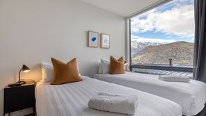 5 bedrooms, desk, iron/ironing board, free WiFi - The Rata Penthouse - Panoramic Views   (Queenstown)