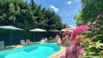 Kolam renang terbuka bermusim, kerusi lepak pantai