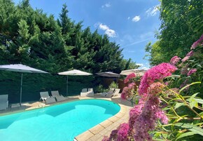 季节性开放的室外游泳池，10:00 至 20:00 开放，日光浴躺椅