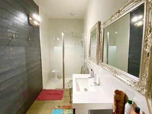 Deluxe kamer | Badkamer | Een douche, een regendouche, gratis toiletartikelen, een haardroger