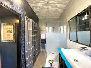 Chambre Romantique | Salle de bain | Douche, douche à « effet pluie », articles de toilette gratuits