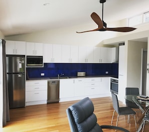 Fridge, microwave, oven, stovetop - Borrowdale studio apartment on the Coffs coast (Boambee East)