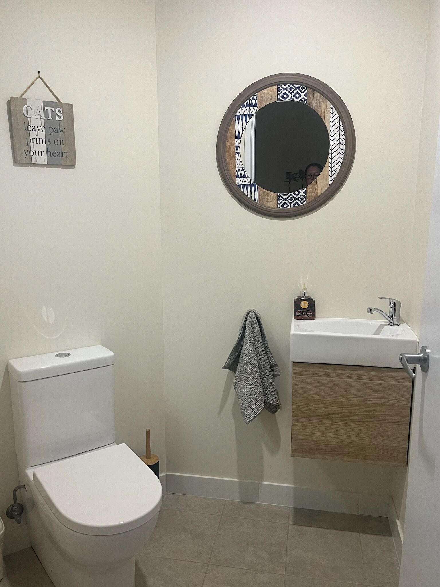 Une salle de bain avec des toilettes, un lavabo et un miroir.