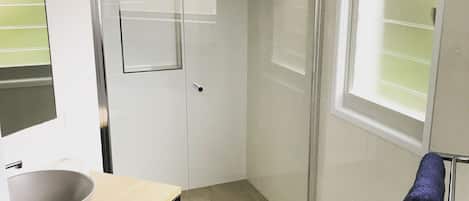 ヘアドライヤー、タオル、石鹸、トイレットペーパー