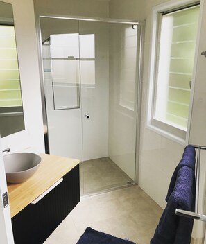 Hair dryer, towels, soap, toilet paper - Borrowdale studio apartment on the Coffs coast  (Boambee East)