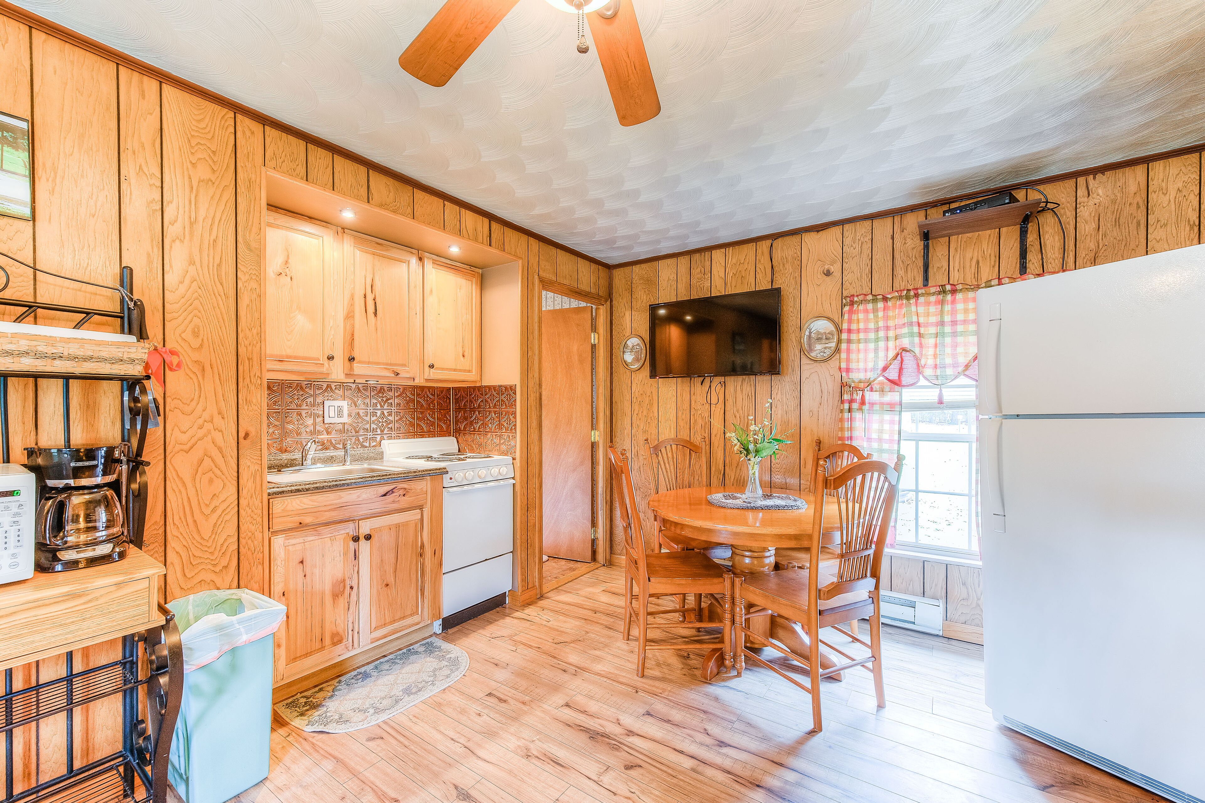 New listing! Cute cabin w/ a full kitchen & firepit - near rivers, parks, & lake