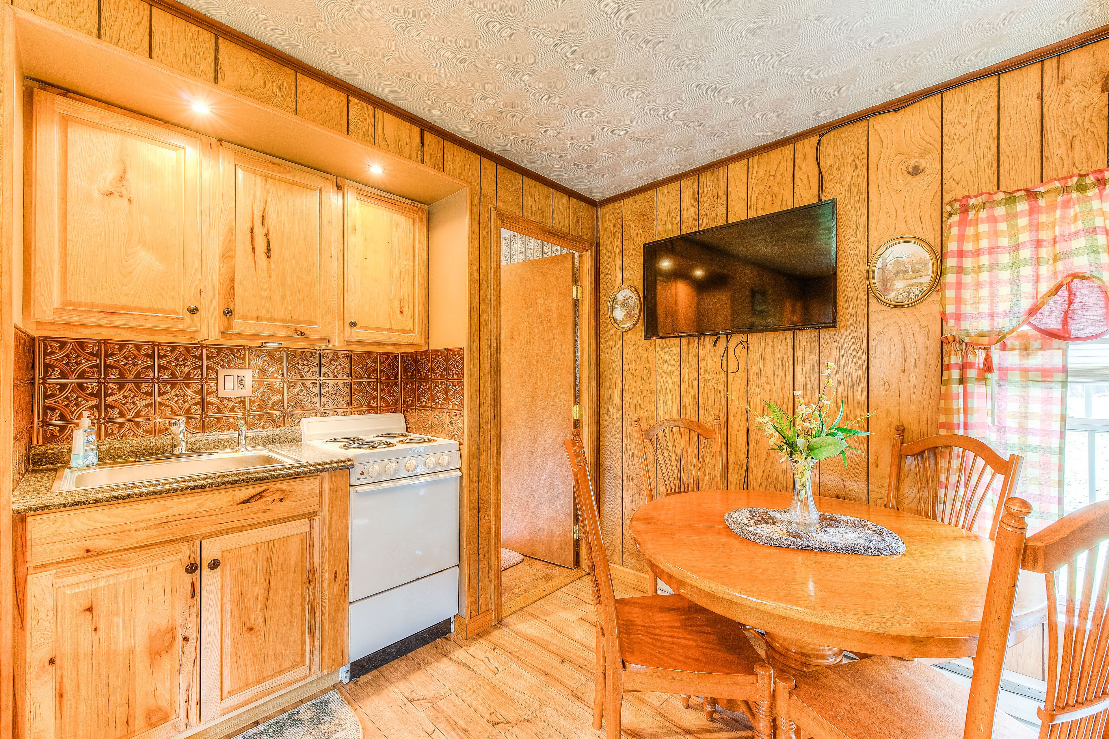 New listing! Cute cabin w/ a full kitchen & firepit - near rivers, parks, & lake