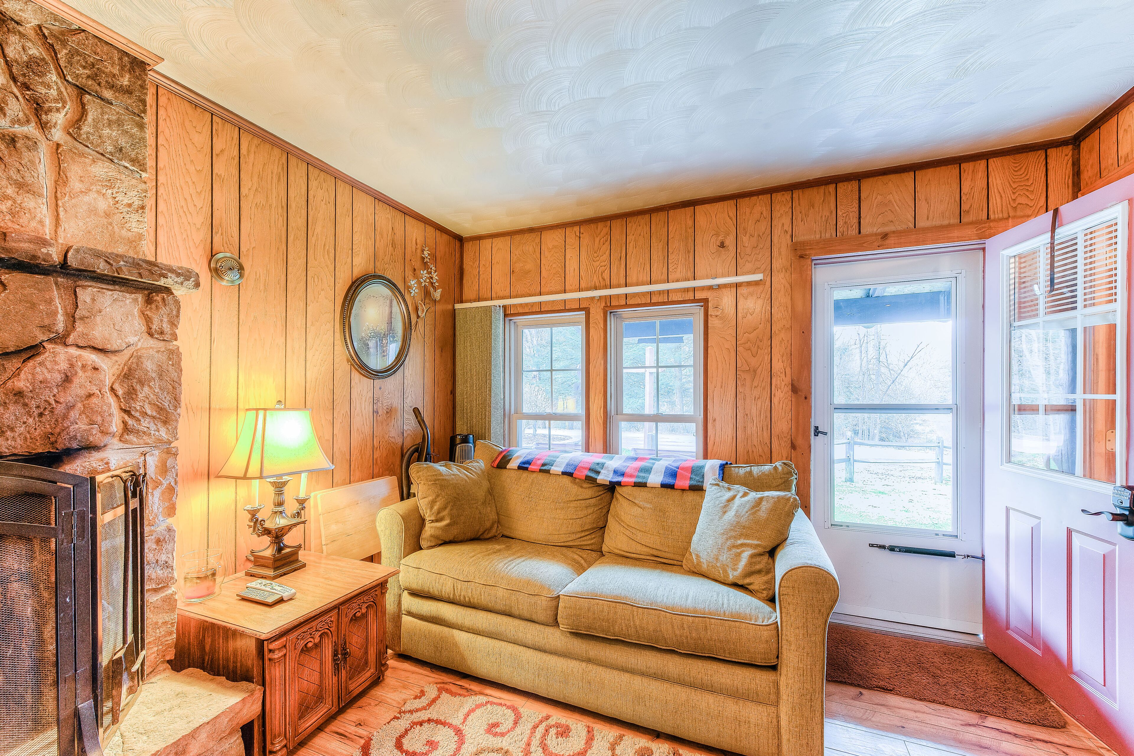 New listing! Cute cabin w/ a full kitchen & firepit - near rivers, parks, & lake