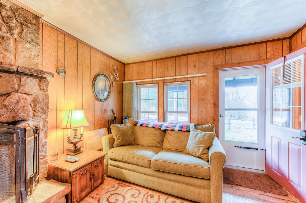 New listing! Cute cabin w/ a full kitchen & firepit - near rivers, parks, & lake