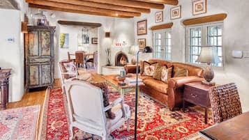 Una televisión, una chimenea