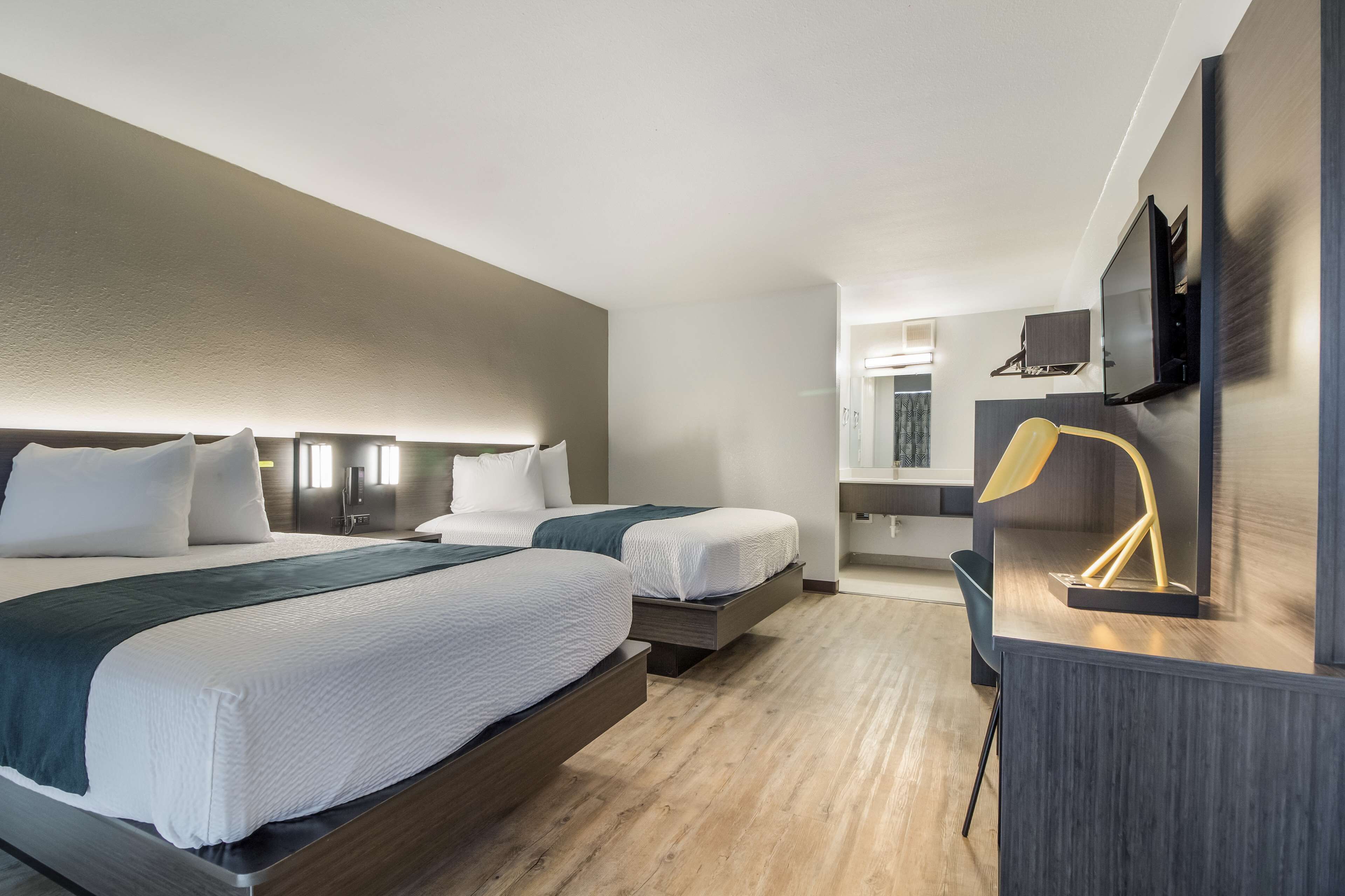 Escritorio, espacio para trabajar con laptop y wifi gratis 