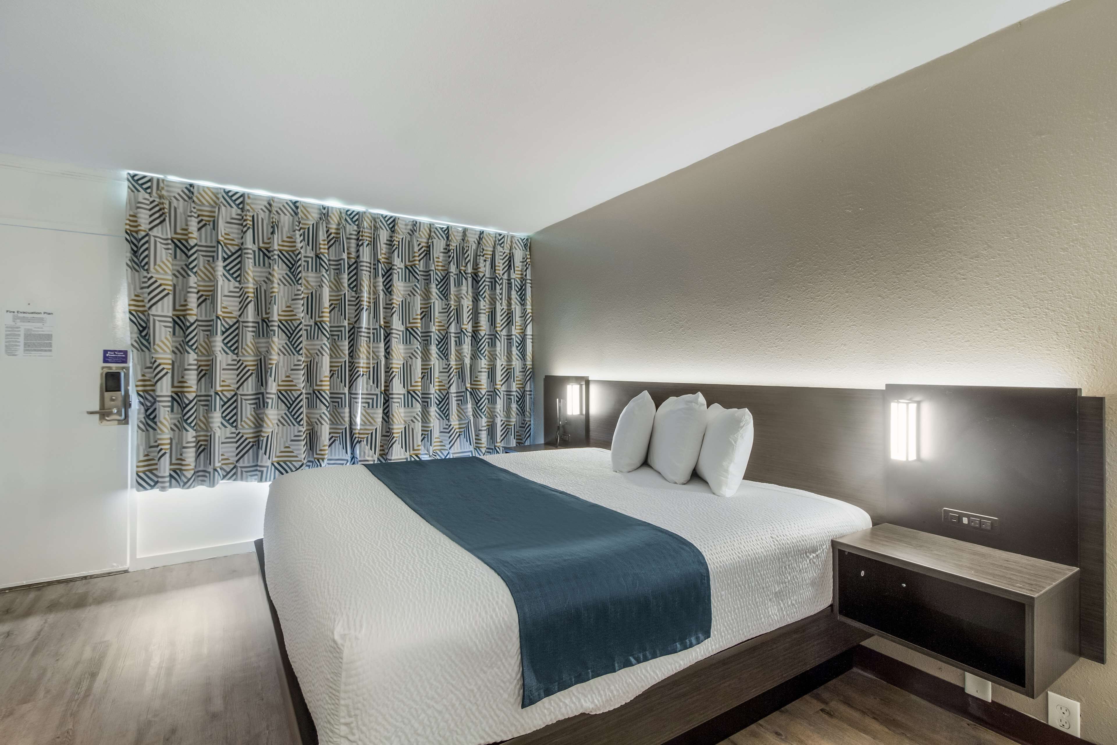 Bureau, espace de travail pour ordinateur portable, Wi-Fi gratuit