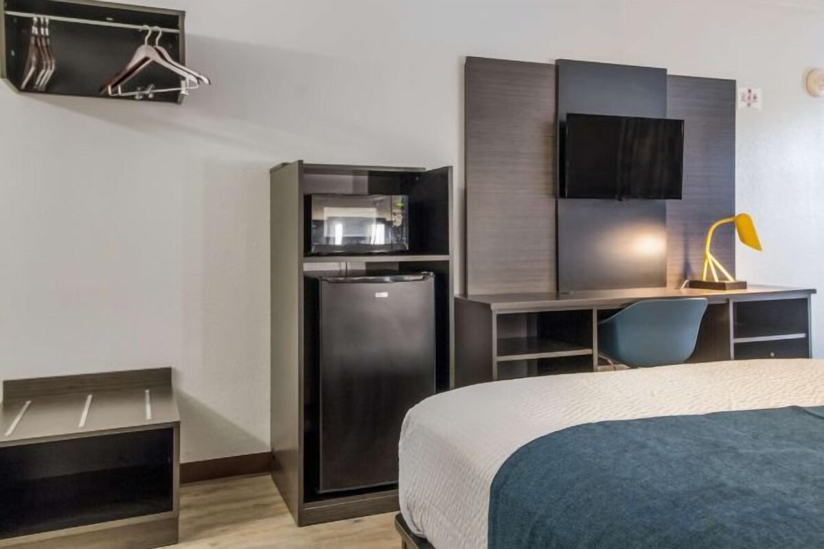 Desk, laptop workspace, WiFi (free), bed sheets